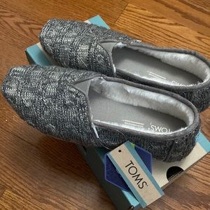 Toms womens 7 Gray cable knit slip ons